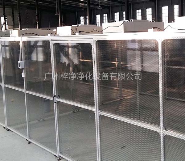潔凈棚采用工業(yè)鋁材（或不銹鋼方通、鐵方通噴塑）作為框架，風(fēng)機(jī)濾網(wǎng)機(jī)組（FFU）送風(fēng)，四周懸掛防靜電垂簾（或鋼化玻璃），其內(nèi)部?jī)艋?jí)別可達(dá)到100-10000級(jí)。