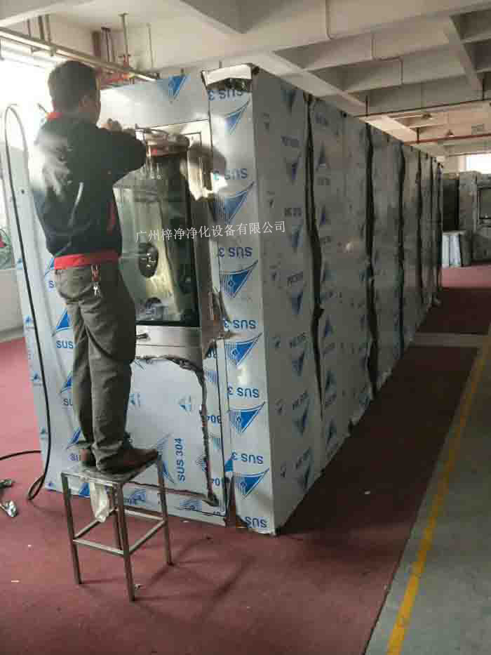 1590型風淋室-標準雙人風淋室是人/貨物進出潔凈室常用的一種凈化裝置。