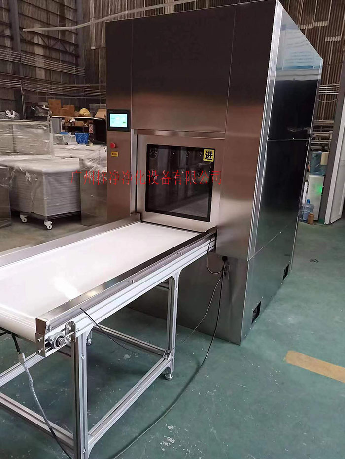 輸送帶傳遞窗還可吹淋被傳遞物品的表面，防止物品可能攜帶塵埃進(jìn)入潔凈室。