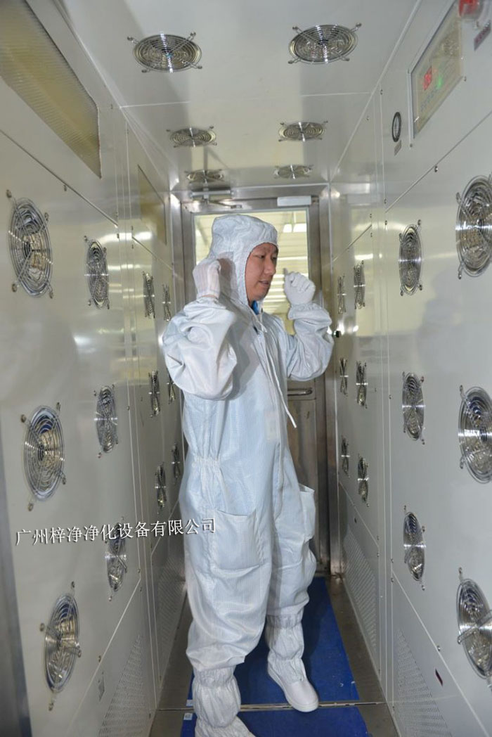 風(fēng)淋室不僅可以為工作人員提供清潔的空氣環(huán)境，還可以對(duì)物料進(jìn)行凈化處理。