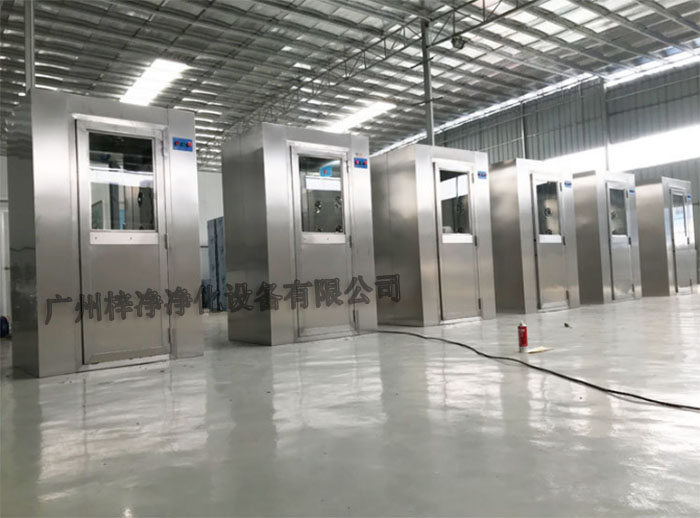 全不銹風淋室采用全不銹鋼材質制造，具有良好的耐腐蝕性、耐高溫性和耐磨損性。