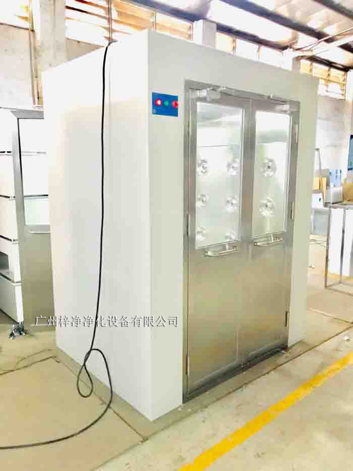 烤漆風淋室采用冷軋鋼板作為基材，表面經過烤漆處理。