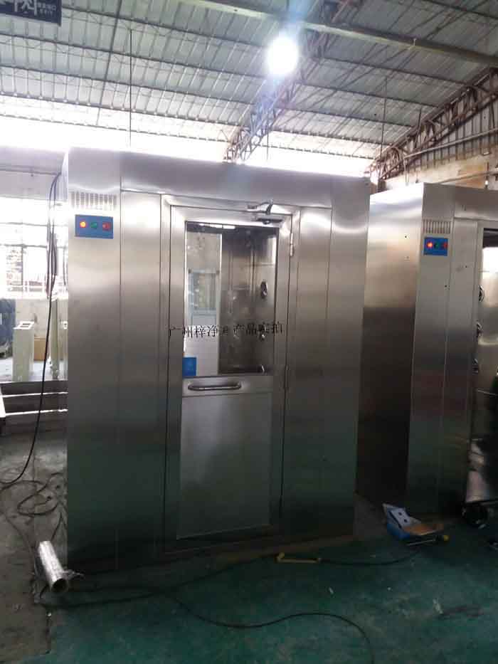 風淋室應配備高效過濾器，確保過濾效率達到行業(yè)要求。