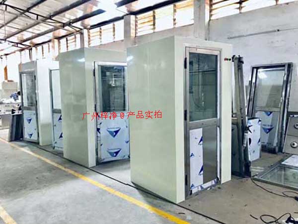 在工業(yè)生產(chǎn)過(guò)程中，風(fēng)淋室作為一種重要的凈化設(shè)備