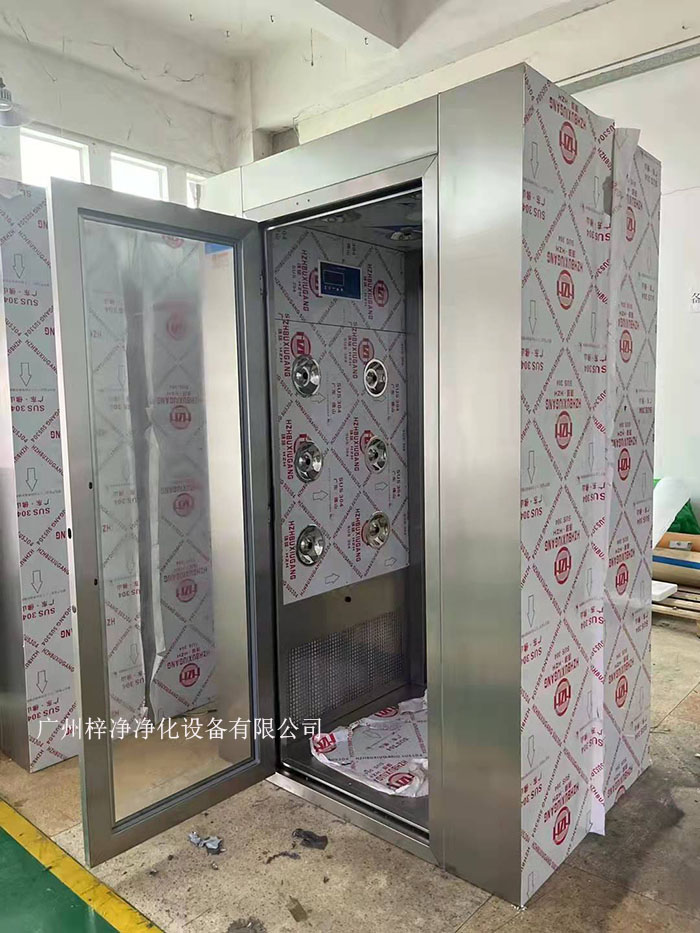 風(fēng)淋室的主要功能是通過高速氣流將塵埃和污物吹離工作人員的衣物和身體，從而確保進(jìn)入潔凈室的環(huán)境符合規(guī)定的潔凈度標(biāo)準(zhǔn)。