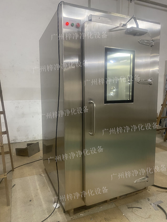 高端滿焊風淋室采用滿焊接工藝，無縫連接，防止塵埃進入，確保潔凈室的空氣質(zhì)量。