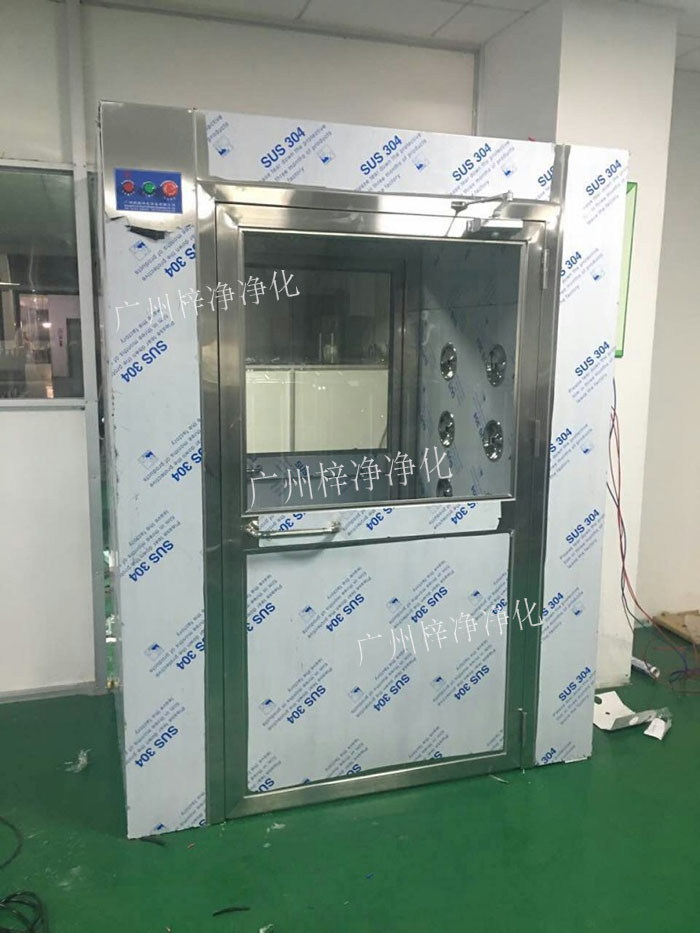 防爆風淋室是指風淋室的電機、指示燈、照明燈、接線管必須嚴格按照防爆標準