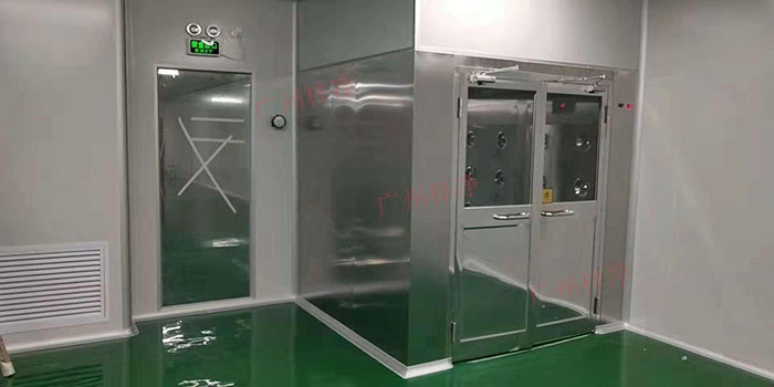 風淋室通過高速氣流對進入潔凈室的人員進行吹淋，有效去除身上的塵埃和微生物，減少污染源進入潔凈室。