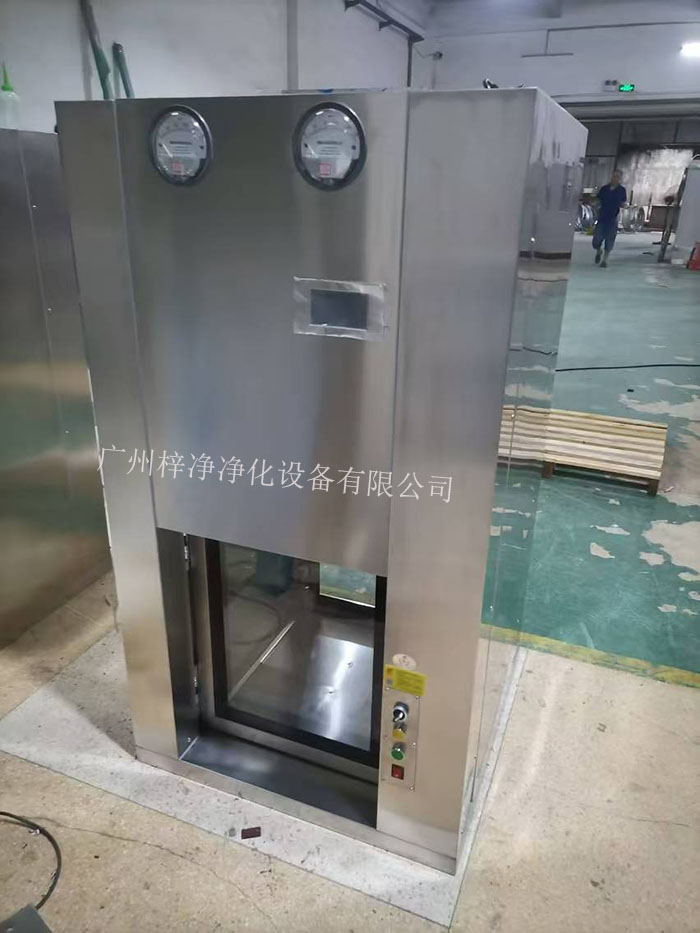 傳遞窗是一種用于潔凈室內(nèi)部或潔凈室與外界之間傳遞物品的設備，可以防止外部污染進入潔凈室。