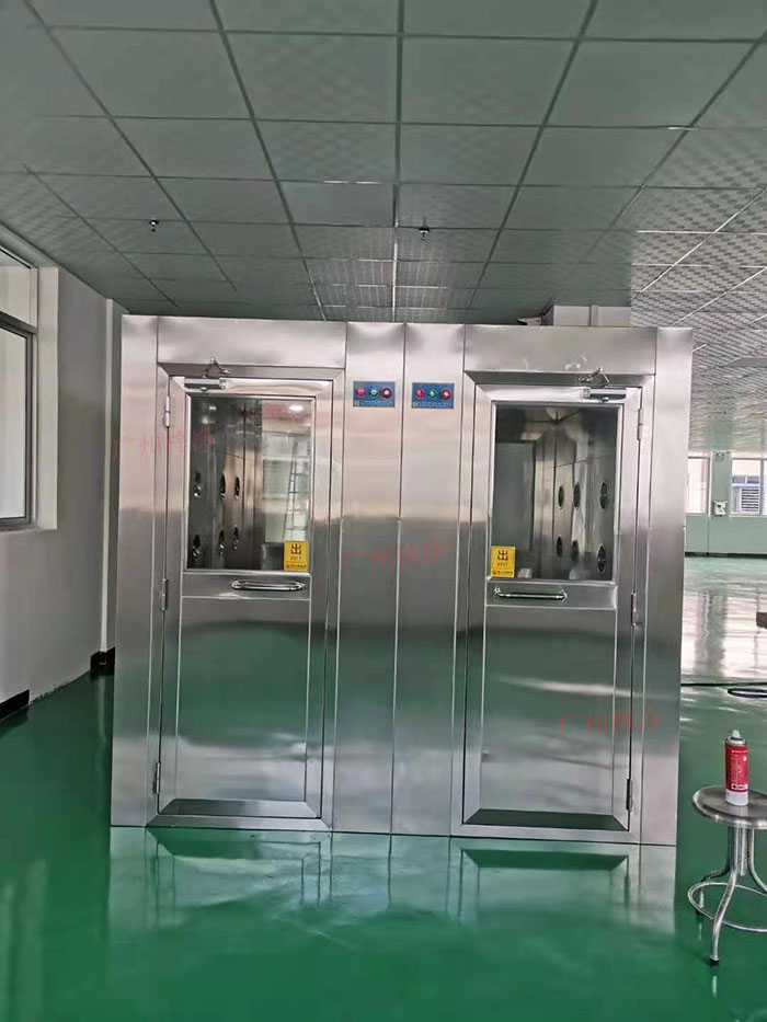 風(fēng)淋室主要功能是通過快速氣流的作用，去除人員和物料表面攜帶的塵埃和微生物，以確保進(jìn)入潔凈室的人員和物料不會(huì)污染車間環(huán)境。