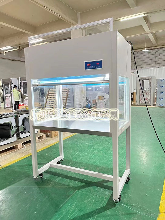 超凈工作臺(tái)通過高效過濾器提供單向或垂直單向氣流，形成局部潔凈區(qū)。