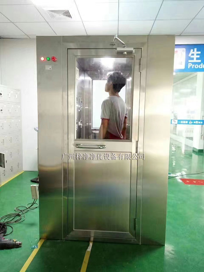 風(fēng)淋室工作原理是通過高速氣流的沖擊，有效清除進(jìn)入潔凈室的人員、物料表面攜帶的塵埃和污染物。