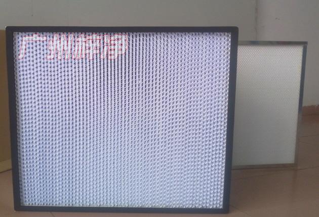 HS有隔板高效過濾器可廣泛用于光學電子、LCD液晶制造，生物醫(yī)藥、精密儀器、飲料食品，PCB印刷等行業(yè)無塵凈化車間的空調末端送風處。