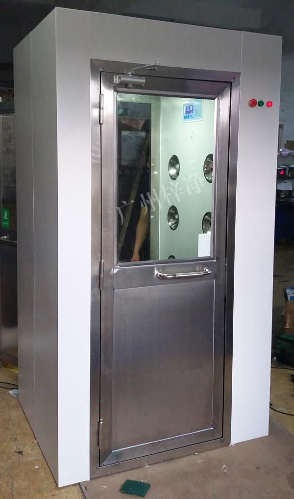 1200型風(fēng)淋室是進入潔凈室所必需的通道，可以減少進出潔凈室所帶來的污染問題。
